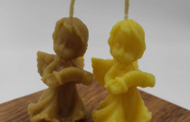 Bičių vaško žvakė „Angeliukas su armonikėle”