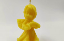 Bičių vaško žvakė „Angeliukas su armonikėle”