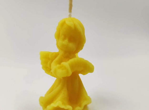 Bičių vaško žvakė „Angeliukas su armonikėle”