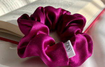 Natūralaus šilko gumelė M dydis ciklameno spalvos