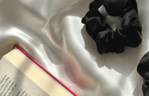 Natūralaus šilko gumelė M dydis juoda