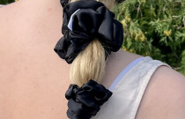 Natūralaus šilko gumelė M dydis juoda