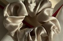 Natūralaus šilko gumelė M dydis latte