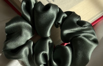 Natūralaus šilko gumelė M dydis  pistacinė