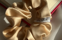 Natūralaus šilko gumelė M dydis persikinė