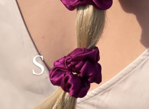 Natūralaus šilko gumelė S dydis juoda su taškeliais