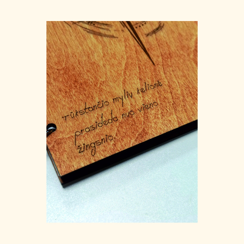 Medinė užrašų knygutė „Kompasas” su dedikacija