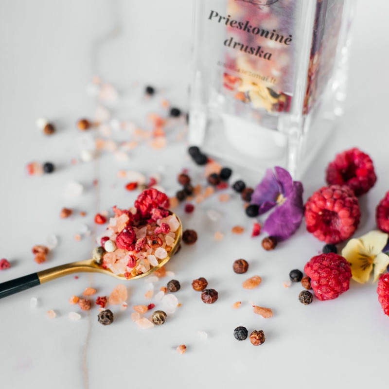 Prieskoninė druska su našlaitėmis