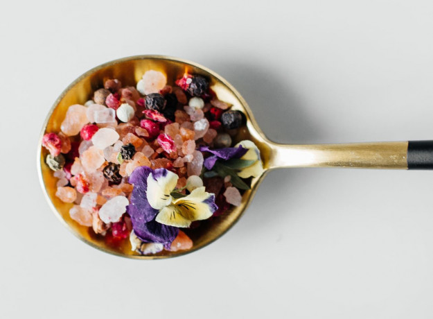 Prieskoninė druska su našlaitėmis