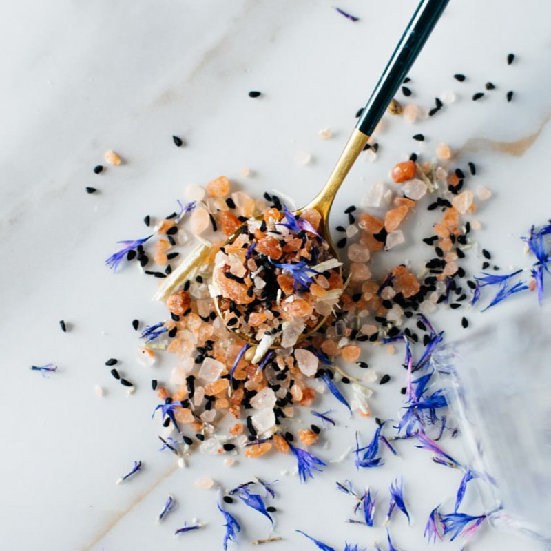 Prieskoninė druska su rugiagėlėmis