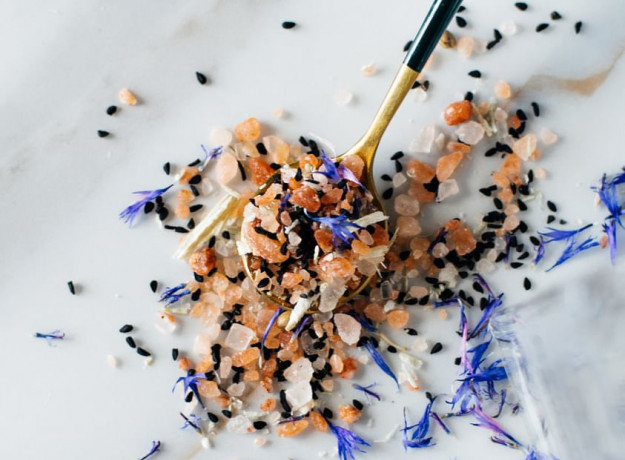 Prieskoninė druska su rugiagėlėmis