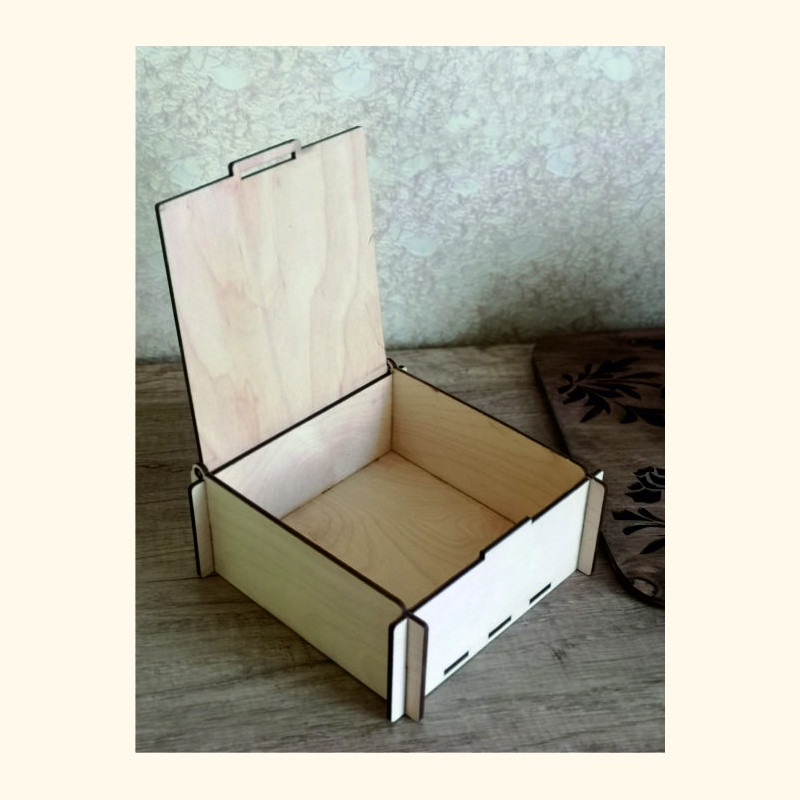 Medinė dėžutė „Saldainiai”