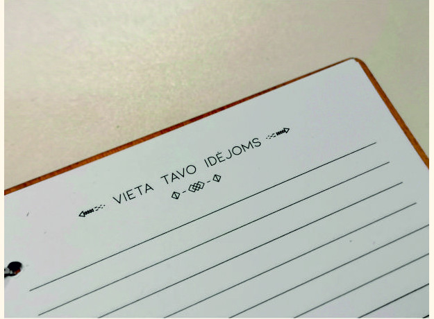 Medinė užrašų knygutė „Puodelis ant knygų”