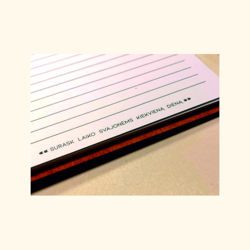 Medinė užrašų knygutė „Puodelis ant knygų”