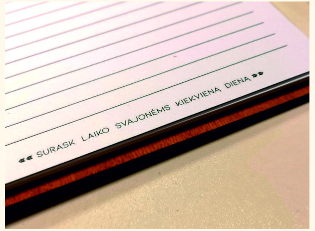 Medinė užrašų knygutė „Puodelis ant knygų”