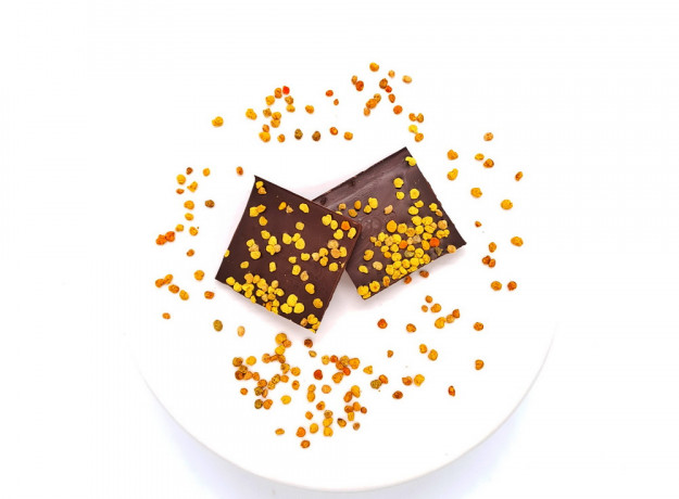 Juodasis šokoladas su žiedadulkėmis