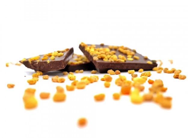 Juodasis šokoladas su žiedadulkėmis