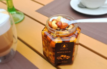 Riešutų asorti meduje