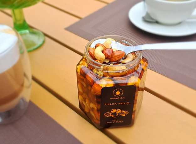 Riešutų asorti meduje