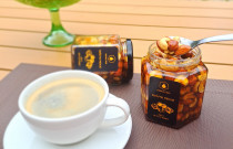 Riešutų asorti meduje