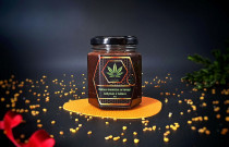 Medaus skanėstas kanapių baltymais ir kakava