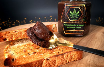 Medaus skanėstas kanapių baltymais ir kakava