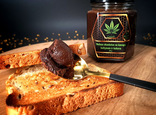 Medaus skanėstas kanapių baltymais ir kakava