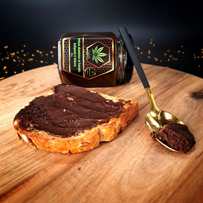 Medaus skanėstas kanapių baltymais ir kakava