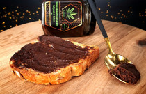 Medaus skanėstas kanapių baltymais ir kakava