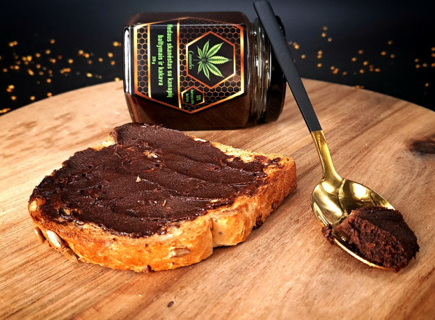 Medaus skanėstas kanapių baltymais ir kakava