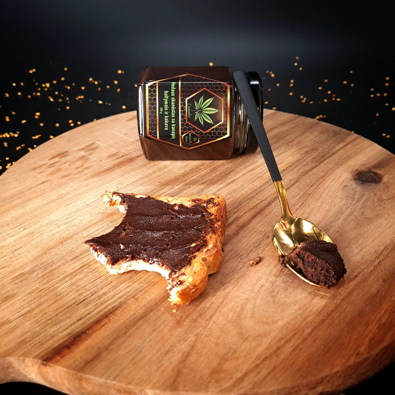 Medaus skanėstas kanapių baltymais ir kakava