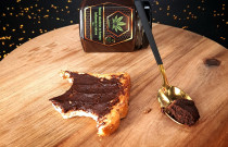 Medaus skanėstas kanapių baltymais ir kakava