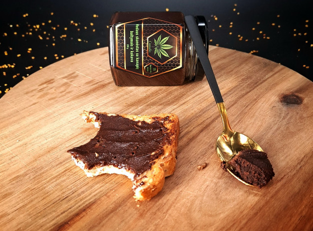 Medaus skanėstas kanapių baltymais ir kakava