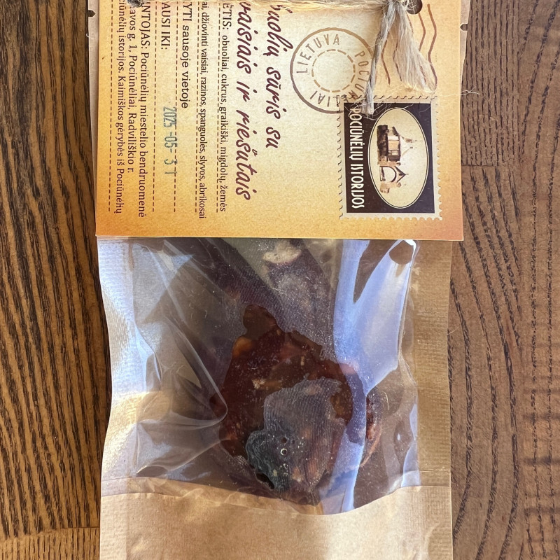 Obuolių sūris su riešutais ir vaisiais