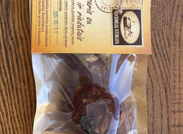 Obuolių sūris su riešutais ir vaisiais