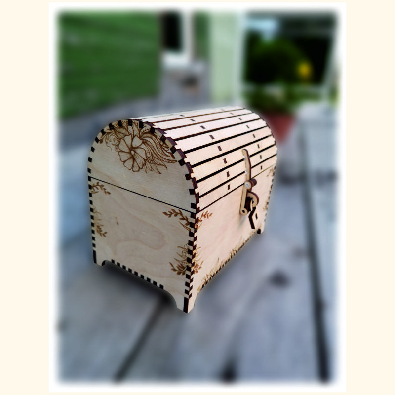 Medinė graviruota skrynelė