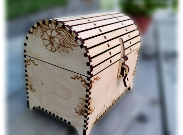 Medinė graviruota skrynelė