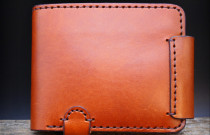 Ruda piniginė su užvartu