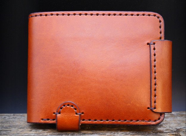 Ruda piniginė su užvartu