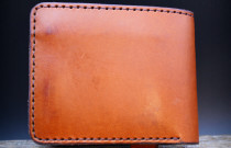 Ruda piniginė su užvartu