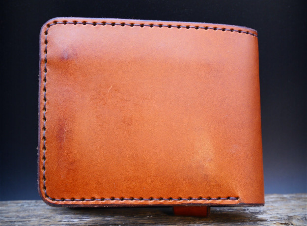 Ruda piniginė su užvartu