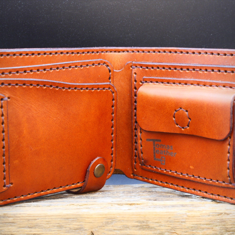 Ruda piniginė su užvartu