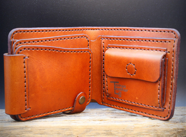 Ruda piniginė su užvartu