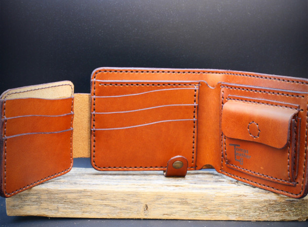 Ruda piniginė su užvartu