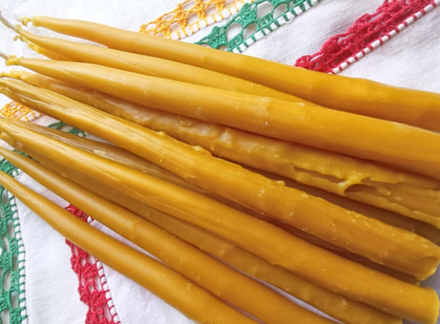 Senoviška, ant rato lieta žvakė iš ekologiško bičių vaško