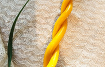 Dvigyslė – dviejų senoviškų bičių vaško žvakių pynė