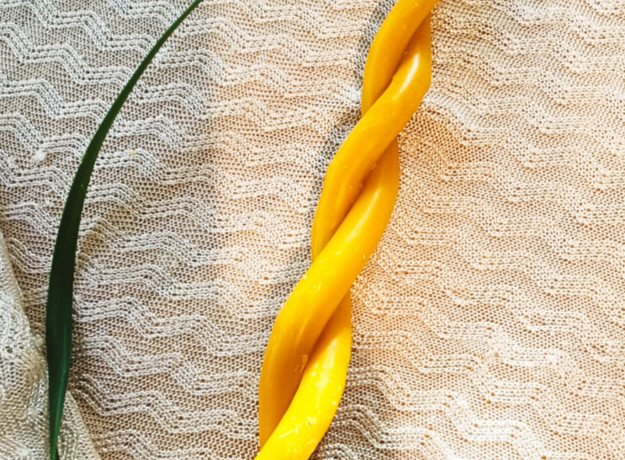 Dvigyslė – dviejų senoviškų bičių vaško žvakių pynė