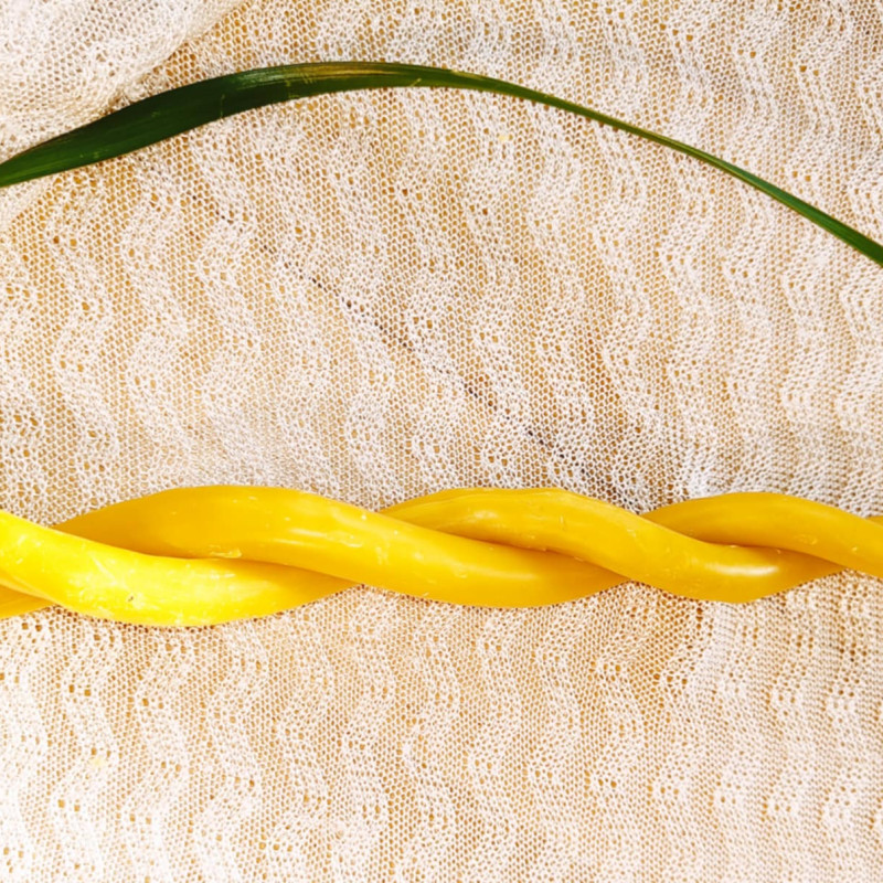 Dvigyslė – dviejų senoviškų bičių vaško žvakių pynė