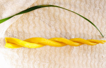 Dvigyslė – dviejų senoviškų bičių vaško žvakių pynė