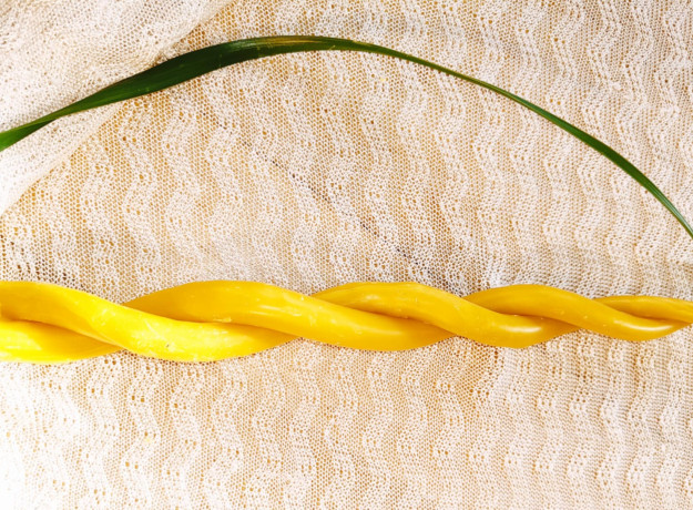 Dvigyslė – dviejų senoviškų bičių vaško žvakių pynė